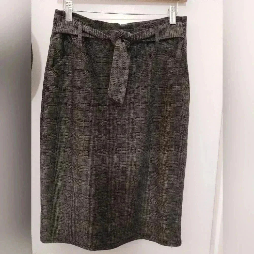 Black and white Emily Stacy extra large with belt skirt